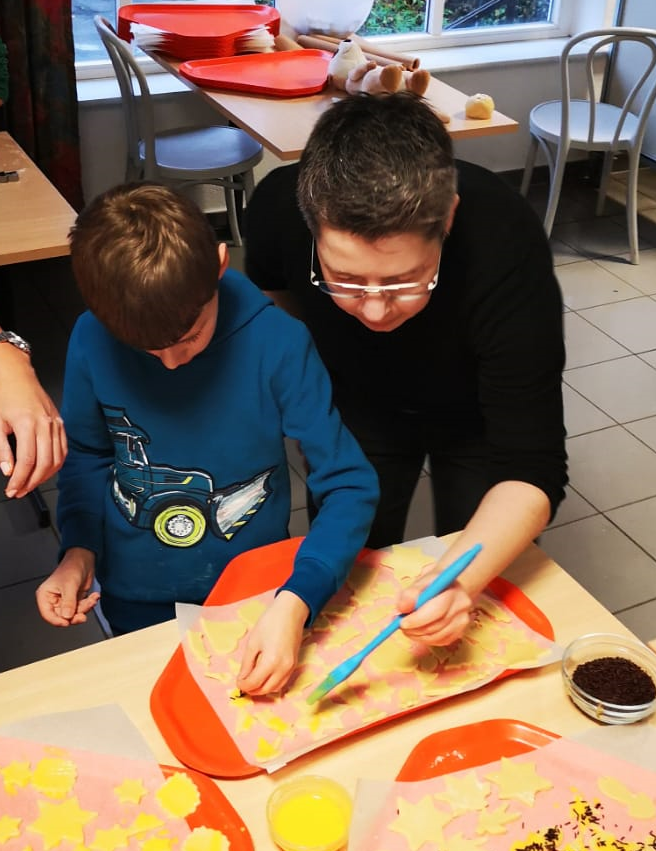 Klasse G2 besucht die „Weihnachtsbäckerei“ in Heisterberg